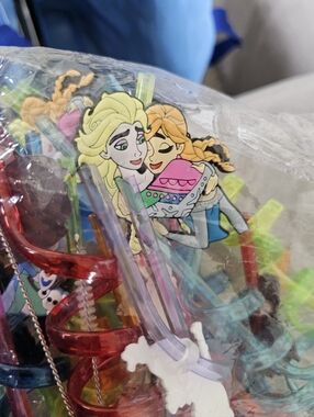 Disney Frozen-themed novelty curly straws. 12pk